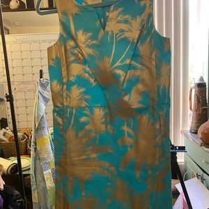 Tori Richard 4 sheath dress gold palm trees on a light aqua. Party Perfect!